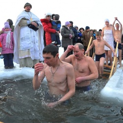 Врачи предупредили тюменцев об опасностях крещенского купания