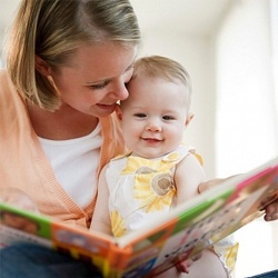 Тюменские малыши стали получать читательские билеты прямо в роддомах