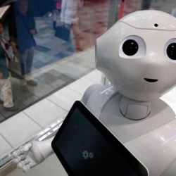 В японском банке начали работать человекообразные роботы