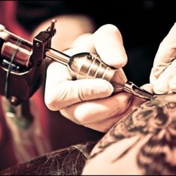 В российских тату-салонах запретят наносить свастику