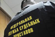 Тюменец, не плативший алименты, прятался от приставов под кроватью