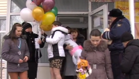 Тюменские инспекторы встретили молодую маму, родившую на посту ДПС, с подарком