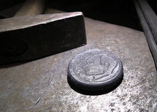 Уральский кузнец выковал антистрессовые монеты — «путинки»