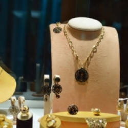 Чиновников обяжут сдавать в Гохран подаренные драгоценности