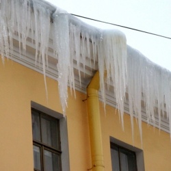 Тюменцы могут пожаловаться на сосульки в жилинспекцию