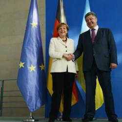 Порошенко обсудил с Меркель введение новых санкций в отношении России