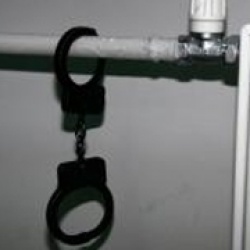 Две 18-летние тюменки попали в плен к насильнику