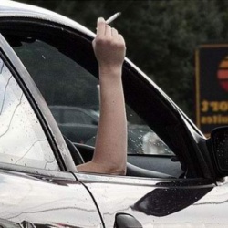 Курение за рулем в России может стать вне закона