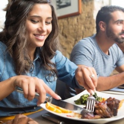 Как вести себя за столом. По-королевски.