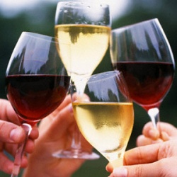 Вино наносит вред зубам всего за несколько минут, предупредили дантисты