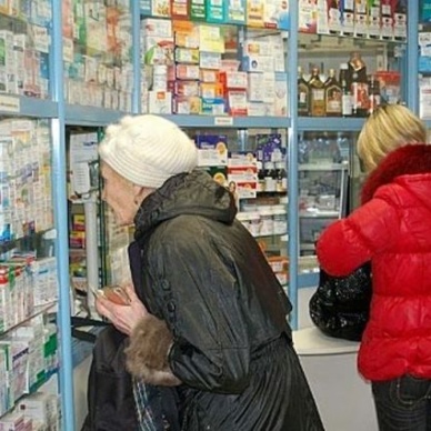 Медведев приказал губернаторам лично проверить цены в аптеках