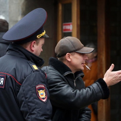 Полицейским предлагают штрафовать курильщиков на месте нарушения