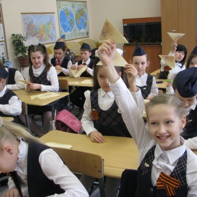 Тюменские школьники за два дня сложили более двух тысяч  солдатских писем-треугольников