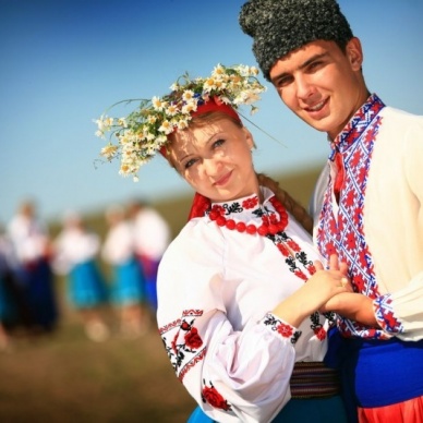 Сегодня мужики надевают свежее белье и рубаху понаряднее