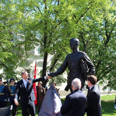 Памятник военному почтальону установили в Воронеже