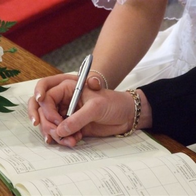 Новобрачным могут разрешить не менять документы