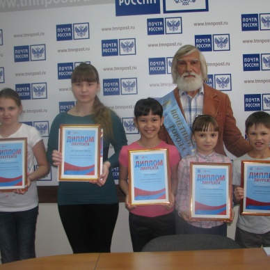 Самые читающие школьники Тюмени получили Дипломы Тюменского филиала Почты России и памятные подарки