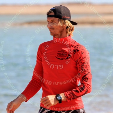 Красный цвет в одежде мужчин признан опасным