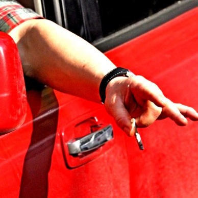 В Госдуме предложили штрафовать за выбрасывание окурков из автомобилей