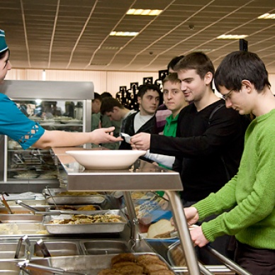 Размышления остроумной дамы в столовской очереди