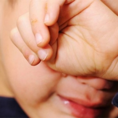 В Иркутске воспитательница детдома жестоко избила  ребёнка - инвалида (Видео)