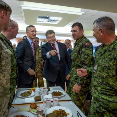 Порошенко накормил генсека НАТО в показушной солдатской столовой