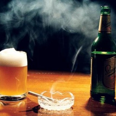 Ученые выяснили, почему после алкоголя тянет покурить