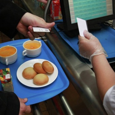 Тюменские школьники будут рассчитываться за питание по картам