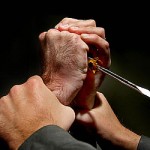 Селянин по пьянке пырнул отверткой собутыльника