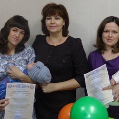 Три семьи Исетского района получили сертификаты на матерински семейный капитал