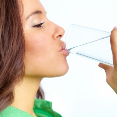 Полезно ли пить воду утром натощак?