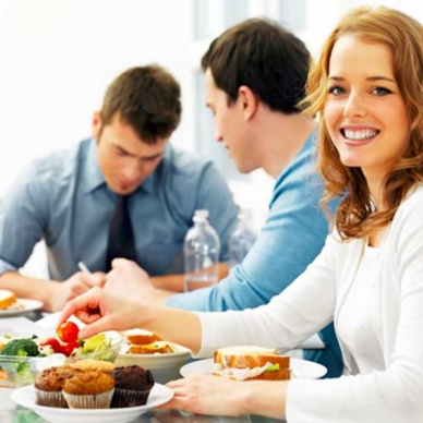 Ученые: Обеды с коллегами повышают продуктивность работы