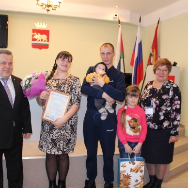 Сертификат на материнский капитал вручили жителям села Ярково