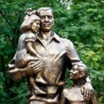 В Тюмени появился первый в России памятник отцу