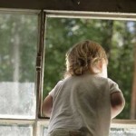 Из окна четвертого этажа выпала 2-летняя девочка
