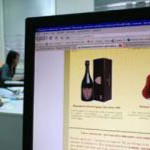 «Купи магнитик, получи в подарок бутылку водки». Прокуратура обратила внимание на сомнительный бизнес через социальные сети