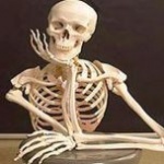 Румынские школьники изучают биологию по скелету директора