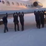 Инцидент с «примерзшим» самолетом объяснили: тягач начал буксовать и потребовалась помощь пассажиров