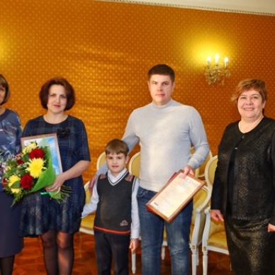 В Тюменской области вручили 100 - тысячный сертификат  на материнский (семейный) капитал