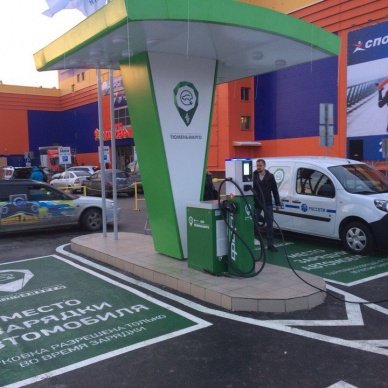 В Тюмени появились первые зарядные станции для электромобилей.