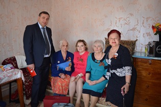 Ветеран Великой Отечественной войны  принимает поздравления